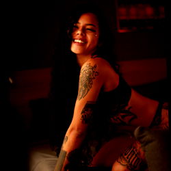 Mistress Naomi: 'n Verwagting van Duisl en Geheimnis