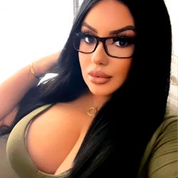 Pragtige Vrou met 'n Sensuele Uitdrukking – OnlyFans Model