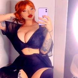 Pragtige Model in Swart Sexy Rok – Ontdek Haar Uitbundige Karakter!