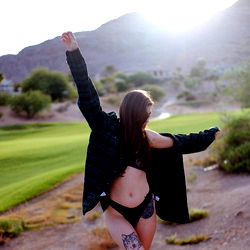 Pragtige vrou in 'n strandoutfit - Model by die See