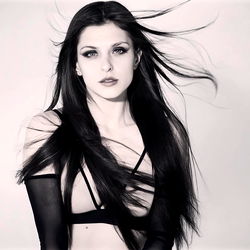 Pragtige Model in Swart en Witte – ‘Leah Gotti’