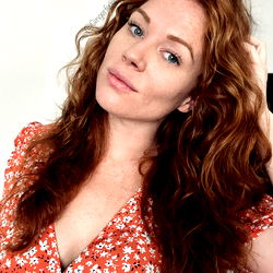 Pragtige Model met Vlooiende Haare - Unieke Voorskou