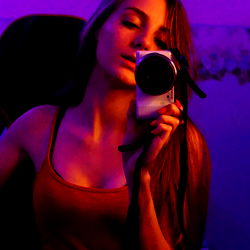 Pragtige Vrouelike Model in 'n Roois Ensui – OnlyFans