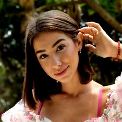 Pragtige vroue model in 'n pragtige blompatroon | OnlyFans Model Lani Lane