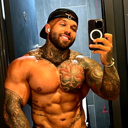 Geselle Model in Bloot Gestalt - Sensuele Pragtigheid