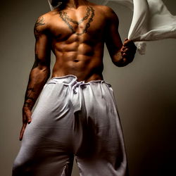 Pragtige Manlike OnlyFans Model in Elegante Kleerdrag