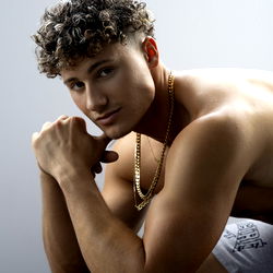 Waensame Manlike Skoonheid: Aaron Adonis in die Lig