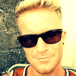 Sensuele Man met Tatueringe in die Suid-Sentraal Afrika