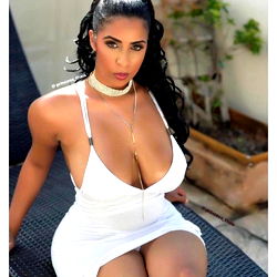 Pragtige OnlyFans Model in 'n Volgens Blouse - Sexy en Elegant