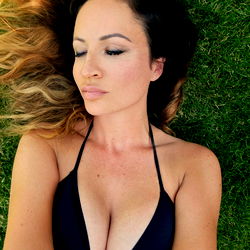 Pragtige Vrou in Badpak - 'n Sensuele Afbeeldingskêpe