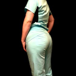 Pragtige vrou in 'n ligteskyfkleur rok - OnlyFans Model