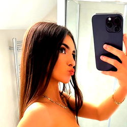 Pragtige Model in 'n Spieël – OnlyFans Geskenk!