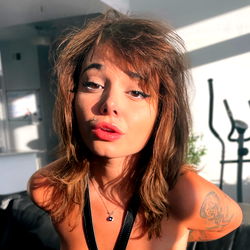 Verlelik Model in 'n Sensuele Posisie