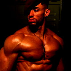 Muskulêre Manlikheid: 'Hayden' Skitterende Prestasie