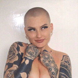 Pragtige Model met Impressiewe Tattoo's