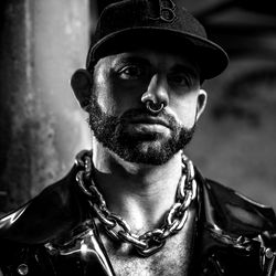 Sensuele Man met Ketting in Manchester