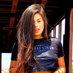 Pragtige Model in Donker Kleur Top - Ontdek haar!