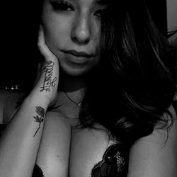 Pragtige Vrouelike Model in 'n Sleutelwoord Styl