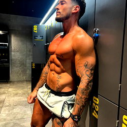 Baie aantreklik model in 'n uitgesproken styl