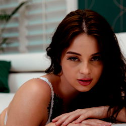 Sensuele Model in 'n Verleensaam Ligging