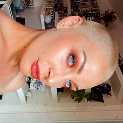 RaeRiley: 'n Verleentheid wat Jou Verbeelding Oopmaak