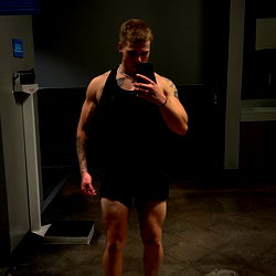 Krachtige model in die gimnasiumsomgewing