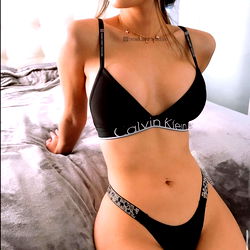 Pragtige OnlyFans Model in Swart Set - Onvergeeflike Sensualiteit