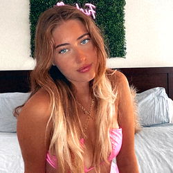 Pragtige Model in 'n Roooi Ensui – 'n Unieke Prentjie