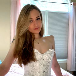 Pragtige Vrou in Wit Leerlingrok - Unieke Modelbeeld