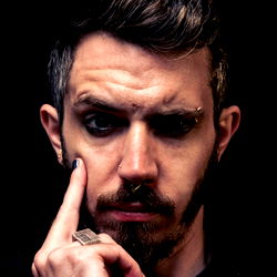 Pragtige Manlike Model in Donker Omring