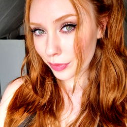 Pragtige Vrouelike Model - Sadie Safir