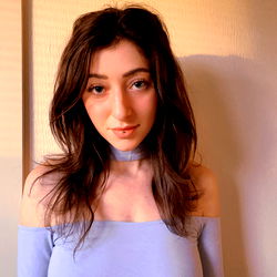 Pragtige Vrou in 'n Ligblou Top – OnlyFans Model