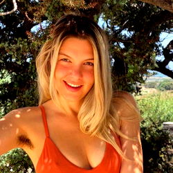 Pragtige Vrou in 'n Rooi Top - Mischa se Natuerlike Skoonheid