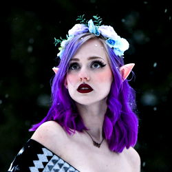 Pragtige Model met Violette Haar - Een Unieke Skoonheid