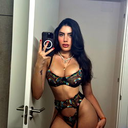 Sensuele Skouspel in Die Donker: Een Model se Verleierspel