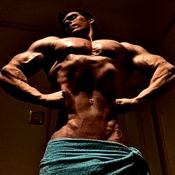 Pragtige ManneModel in die Duisling – Ontdek Die Versiering