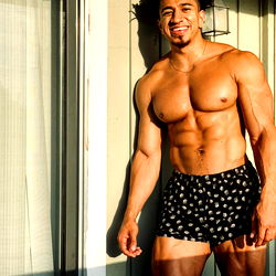 Geselle Man in Swart Sokke - 'n Impressiewe Verskyning