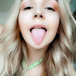 Pragtige Model in 'n Romantiese Geskenk