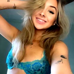 Pragtige Vrouelike Model in Lus Verwag Daarop