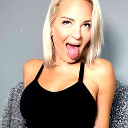 Sensuele Model in Swart Top – 'n Onvergeëdigde Visie