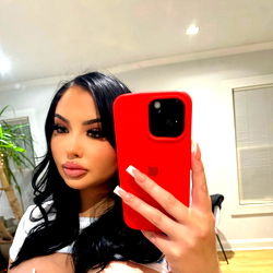 Pragtige Vrouelike Model in Donker Kleur