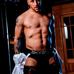 Enorme man in aantreklike badshorts - OnlyFans Model