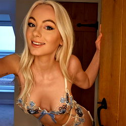 Pragtige Vroulike Model in 'n Lusende Ensuiet