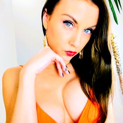 Pragtige Vrouelike Model in 'n Sensuele Outfit