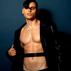 Pragtige Man in 'n Leerrok - Los Angeles Model