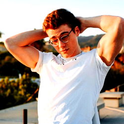 Pragtige Manlike Model in 'n Witte T-shirt – Unieke Afbeelding