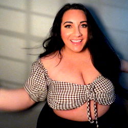 Pragtige vrouelike model in strepe - OnlyFans