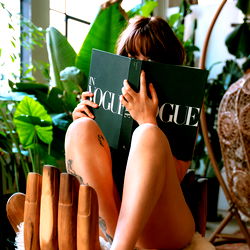 Pragtige Model in 'n Lusel Stuk, 'n Sensuele Geskenk