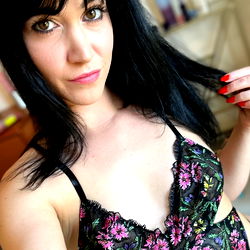 Pragtige Vrou in 'n Boorige Rok - Kat Karma