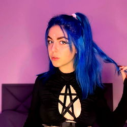 Pragtige Model met Donkerblouer Haar - OnlyFans